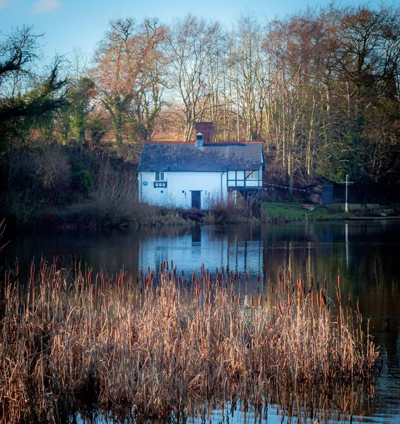 Ein Klarer Ruhiger See Mit Dem Spiegelbild Des Hauses Und — Stockfoto