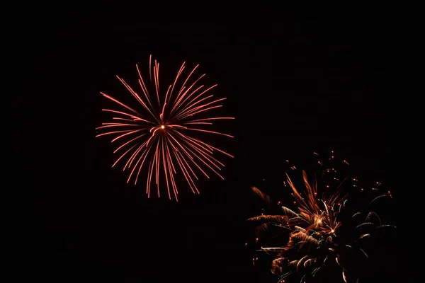 夜空にカラフルな花火を爆発させる美しいショット — ストック写真