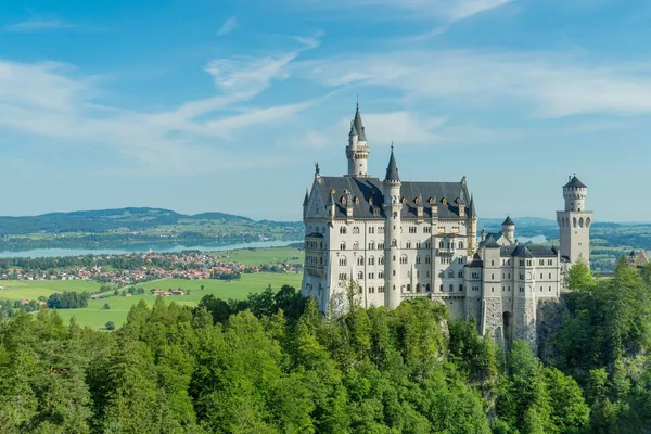Красивый Вид Замок Нойштайн Зеленом Ландшафте Германии — стоковое фото