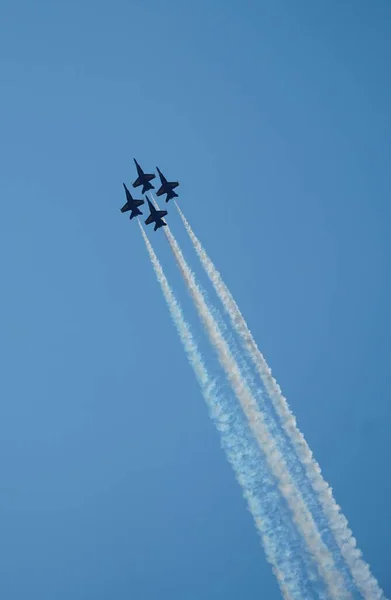 白煙を残す軍用機の空中ビュー — ストック写真