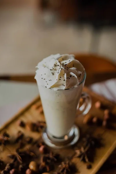Vanilyalı Milkshake Yakın Plan Fotoğrafı Krem Şantili Uzun Bardakta Kremalı — Stok fotoğraf