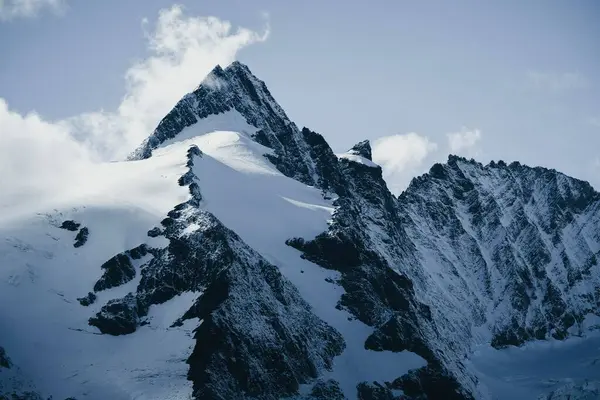 Μια Όμορφη Θέα Μιας Χιονισμένης Βουνοκορφής — Φωτογραφία Αρχείου