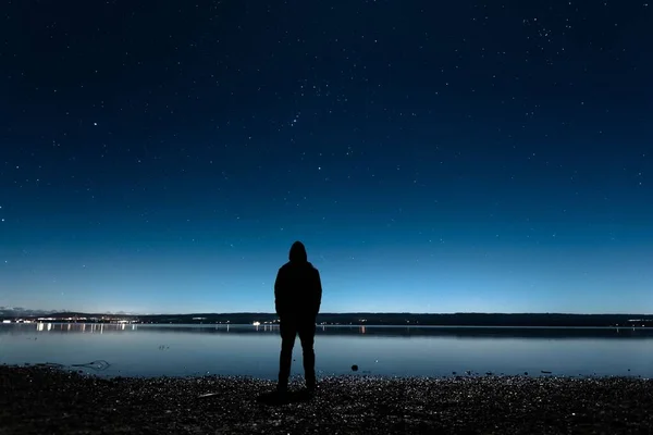 Uma Pessoa Uma Praia Olhando Para Céu Noturno — Fotografia de Stock
