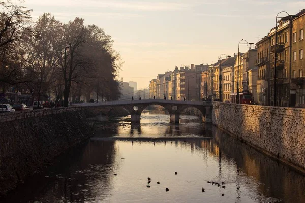 Den Latinska Bron Vid Solnedgången Med Vatten Reflekterande Hus Runt — Stockfoto