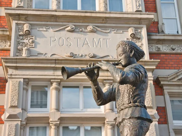 Статуя Крысолова Хамельна Надпись Postamt Заднем Плане — стоковое фото