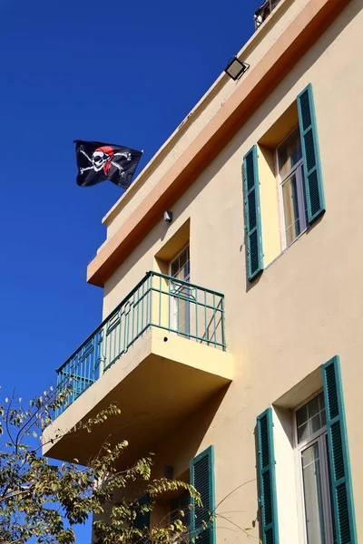 Tiro Ângulo Baixo Uma Bandeira Pirata Topo Edifício Bege Com — Fotografia de Stock