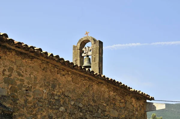 Μια Καμπάνα Εκκλησίας Μια Στέγη Παρεκκλησίου Ένα Σταυρό Στην Κορυφή — Φωτογραφία Αρχείου