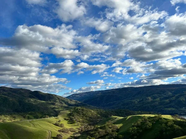 Великолепный Вид Зеленую Долину Огромным Лесом Солнечным Небом Покрытым Облаками — стоковое фото