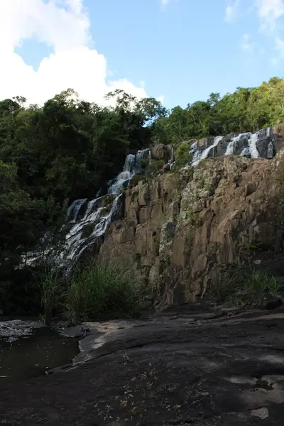緑豊かな森の真ん中にある大きな滝は — ストック写真