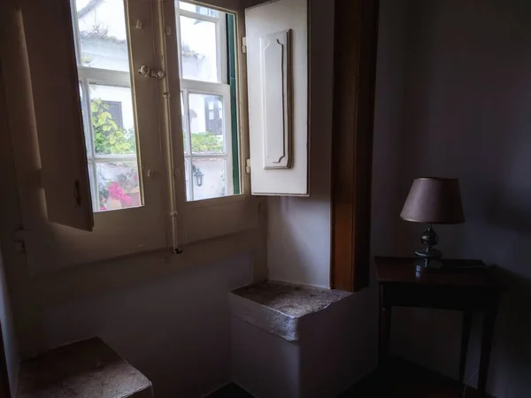影と小さな窓のある部屋の内部 — ストック写真