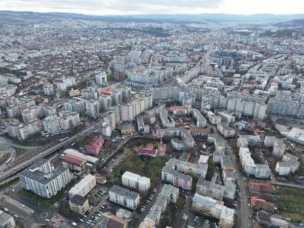 Uma Vista Aérea Paisagem Urbana Cluj Napoca Cercada Por Edifícios — Fotografia de Stock