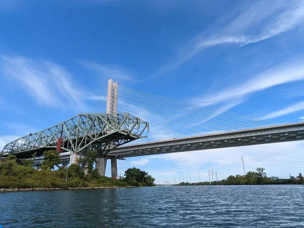 青い空に対する湖の上の橋 — ストック写真