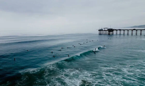 在圣地亚哥的一个海滩上 一群冲浪者在汹涌的海浪中冲浪 — 图库照片