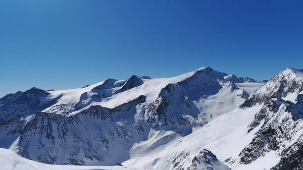 Una Vista Aerea Montagne Rocciose Innevate Sfondo Cielo Blu — Foto Stock