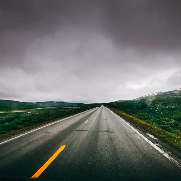 Eine Lange Leere Autobahn Entlang Grüner Felder Und Berge Einem — Stockfoto