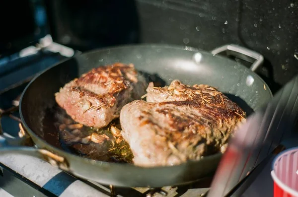 Eine Nahaufnahme Von Steak Gebraten Der Pfanne Sonnenlicht — Stockfoto