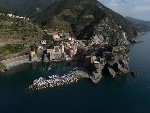 Een Luchtfoto Van Kustplaats Vernazza Met Residentiële Gebouwen Bergen Italië — Stockfoto