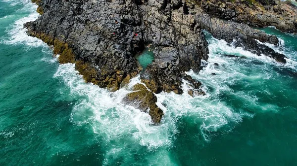 Вид Повітря Морські Хвилі Ламають Скелястий Зелений Пляж — стокове фото
