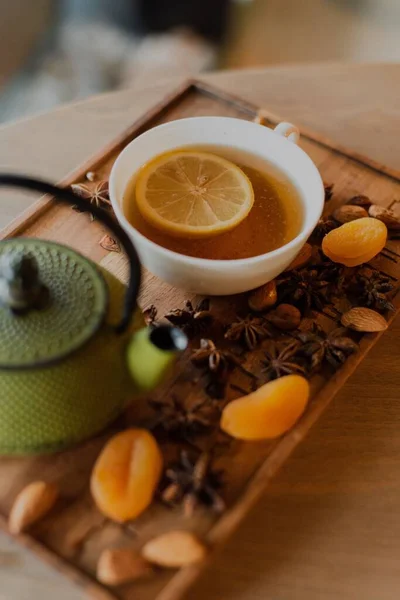 ヴィンテージの緑茶ティーポットとドライフルーツのクローズアップと カップの中にレモンティー — ストック写真