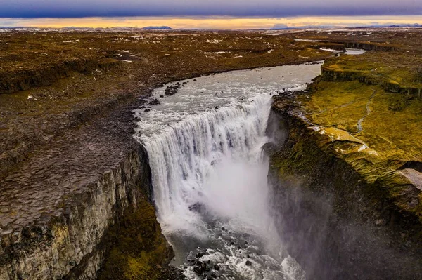 冰岛国家公园里的一个小瀑布 在乌云密布的天空下 — 图库照片