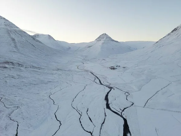 Εναέρια Θέα Μιας Χιονισμένης Κοιλάδας Χειμερινό Τοπίο Στην Ισλανδία — Φωτογραφία Αρχείου