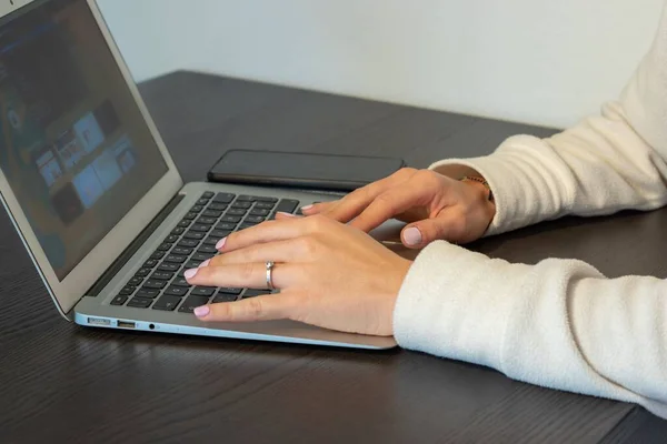 Tiro Close Mãos Uma Mulher Digitando Teclado Seu Laptop — Fotografia de Stock