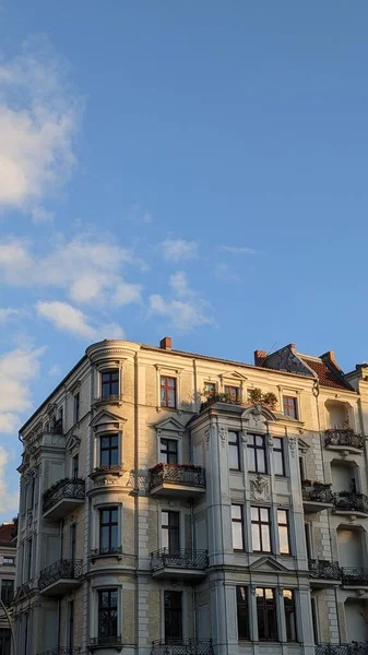 晴れた日に現代的な建物の垂直ショット — ストック写真