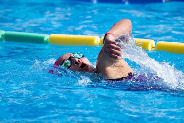 Een Close Van Een Vrouw Die Het Zwembad Zwemt Fitness — Stockfoto