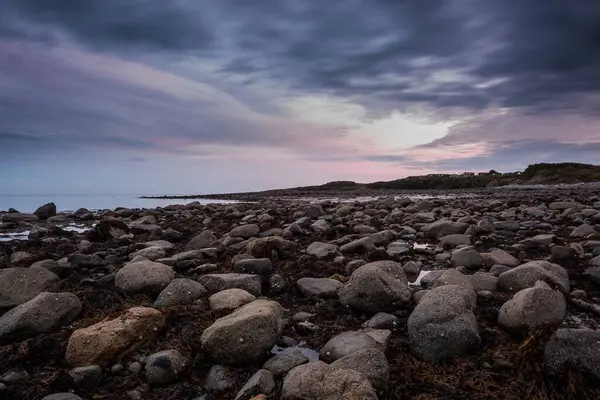 Eine Nahaufnahme Von Steinen Der Küste Eines Meeres Unter Den — Stockfoto