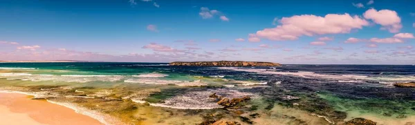Una Vista Aérea Las Olas Del Mar Rompiendo Playa Atardecer — Foto de Stock