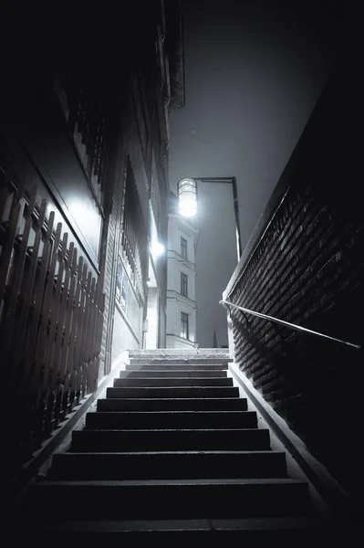 Вертикальний Чорний Білий Знімок Сходів Ведуть Вулиці Вночі Стокгольмі — стокове фото