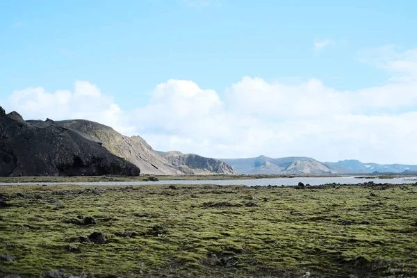 Живописный Вид Зеленой Горы Озеро Поле Солнечный День — стоковое фото