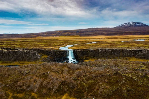 Uma Pequena Cachoeira Parque Nacional Thingvellir Sob Céu Nublado Islândia — Fotografia de Stock