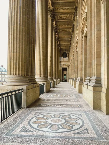 フランス パリの建物内に巨大な列を持つルーヴル美術館の垂直ショット — ストック写真