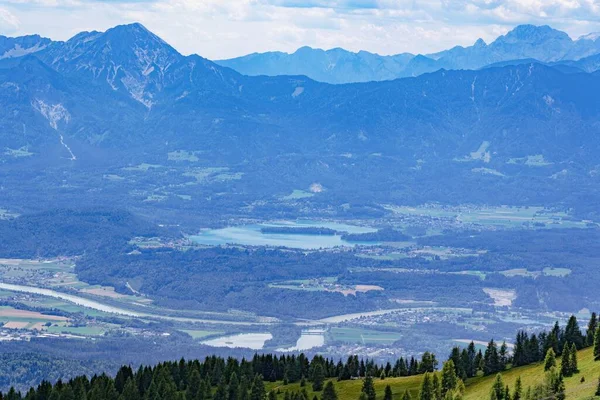 Uma Bela Paisagem Sobre Lago Faak Rodeado Pelos Alpes Gerlitzen — Fotografia de Stock