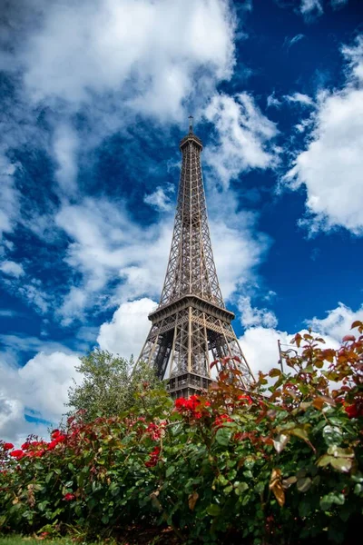Plano Vertical Ángulo Bajo Torre Eiffel Contra Cielo Azul Nublado — Foto de Stock