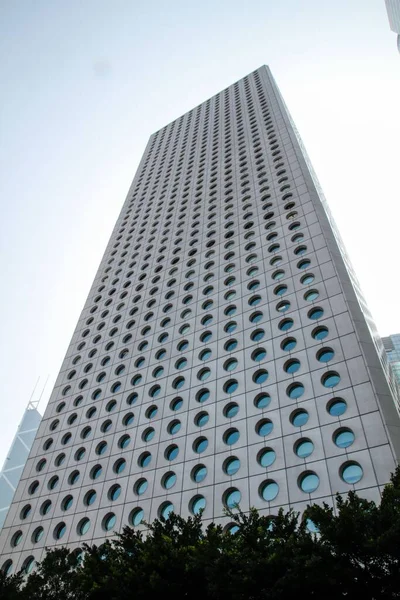 Низкоугольный Снимок Здания Джардина Фоне Облачного Неба Гонконге — стоковое фото