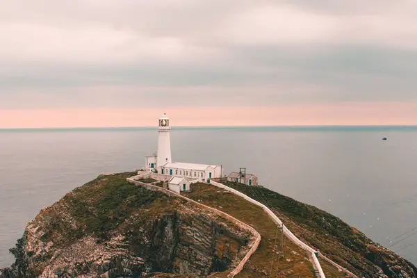 Gün batımında bir deniz fenerinin havadan görünüşü