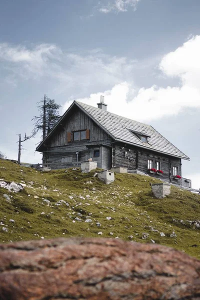 Eine Holzhütte Auf Einem Grünen Hügel Der Landschaft Unter Einem — Stockfoto