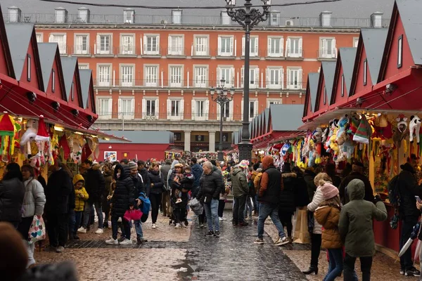 人们在西班牙马德里的一个圣诞市场购物 — 图库照片