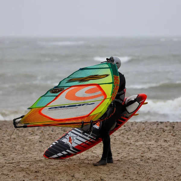 Людина Готова Вітрового Серфінгу Ейвон Біч Мудефорд Дорсет Англія — стокове фото