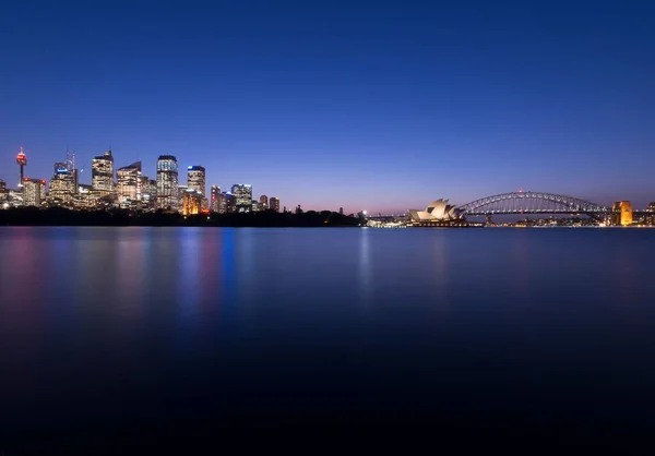 オーストラリアの夕方の海からシドニーの街の長い露出ショット — ストック写真