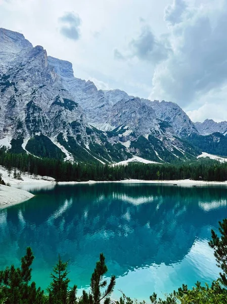 Eine Vertikale Aufnahme Eines Schönen Sees Den Italienischen Alpen — Stockfoto