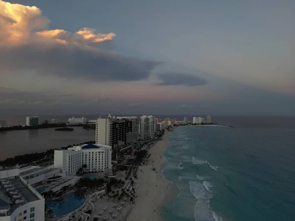 Légi Felvétel Miamiból Épületekkel Vízzel Körülvéve Napnyugtakor — Stock Fotó