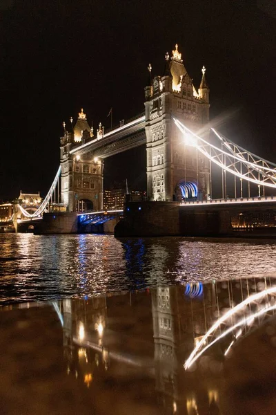Pionowe Ujęcie Tower Bridge Wielkiej Brytanii Nocy — Zdjęcie stockowe