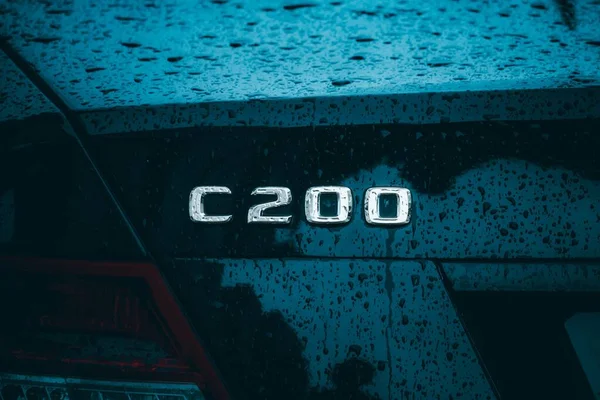 Primo Piano Dettaglio Logo Mercedes C200 Nero Giorno Pioggia — Foto Stock
