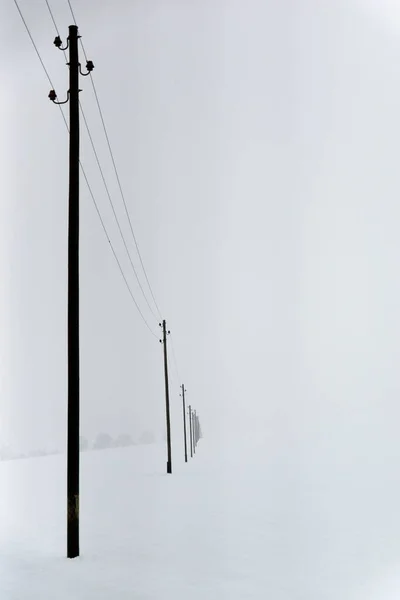 Kış Sisinde Elektrik Hattı — Stok fotoğraf