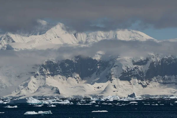 南極の雪に覆われたビーチと海の空の景色 — ストック写真