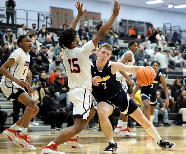 Ein Junger Weißer Basketballspieler Dribbelt Den Ball — Stockfoto