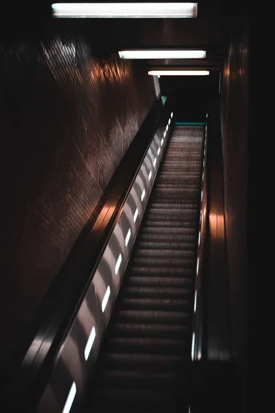 电梯的垂直的黑暗镜头建筑物中自动扶梯的垂直的黑暗镜头 — 图库照片